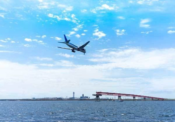 東京湾を飛ぶ飛行機と海の景色|東京の海洋散骨