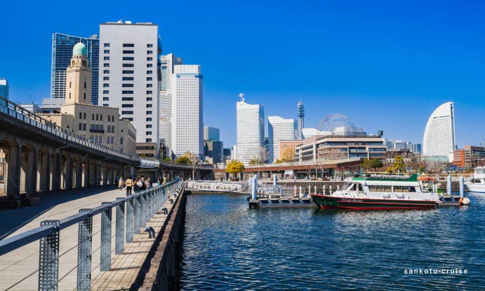 横浜・象の鼻パークの桟橋から出航する代行散骨の出発場所。横浜税関やみなとみらいのビル群を望む港の風景