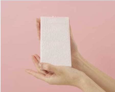 代行散骨シンプルプランのイメージ|水溶性の専用袋に収めたご遺骨を丁寧に抱える手